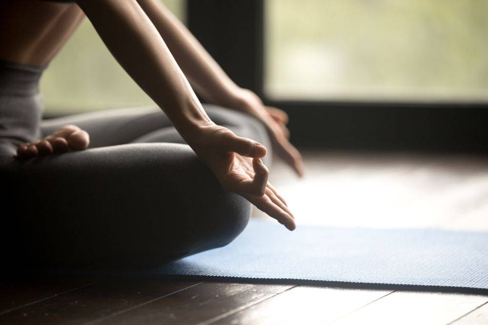 Persona practicando una postura de Yoga