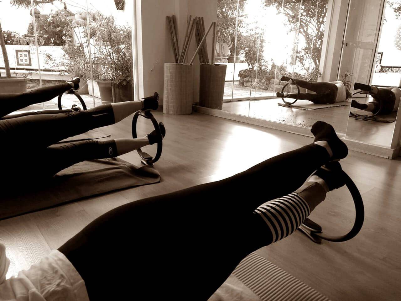 Participantes en una clase de Pilates con aro en Biozen