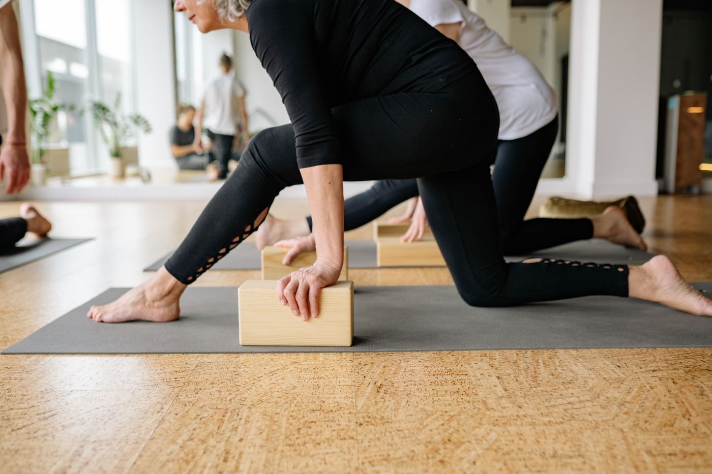 Yoga sin flexibilidad: empezar desde tu propio punto de partida 1 Participantes en una clase de yoga utilizando bloques de apoyo
